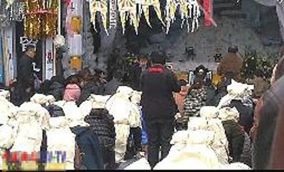 老人医院洗胃后身亡 院长等40余人集体下跪 